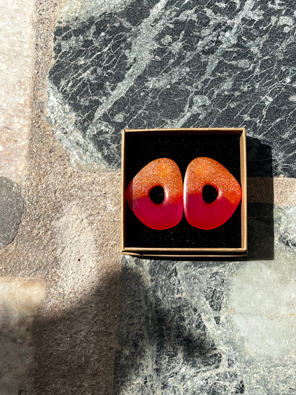 Boucle ovale orange et rose