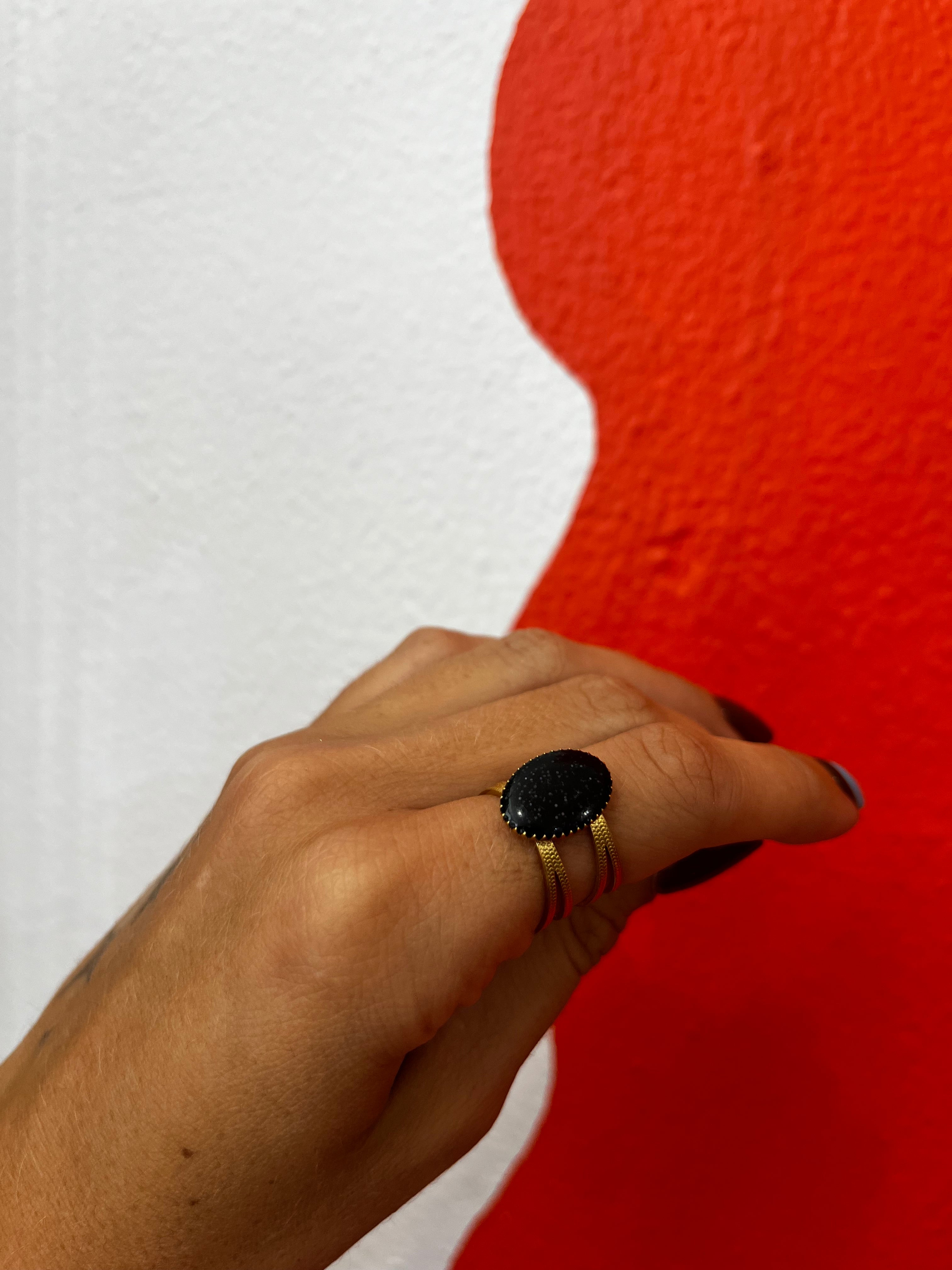 Bague noire pailletée en résine