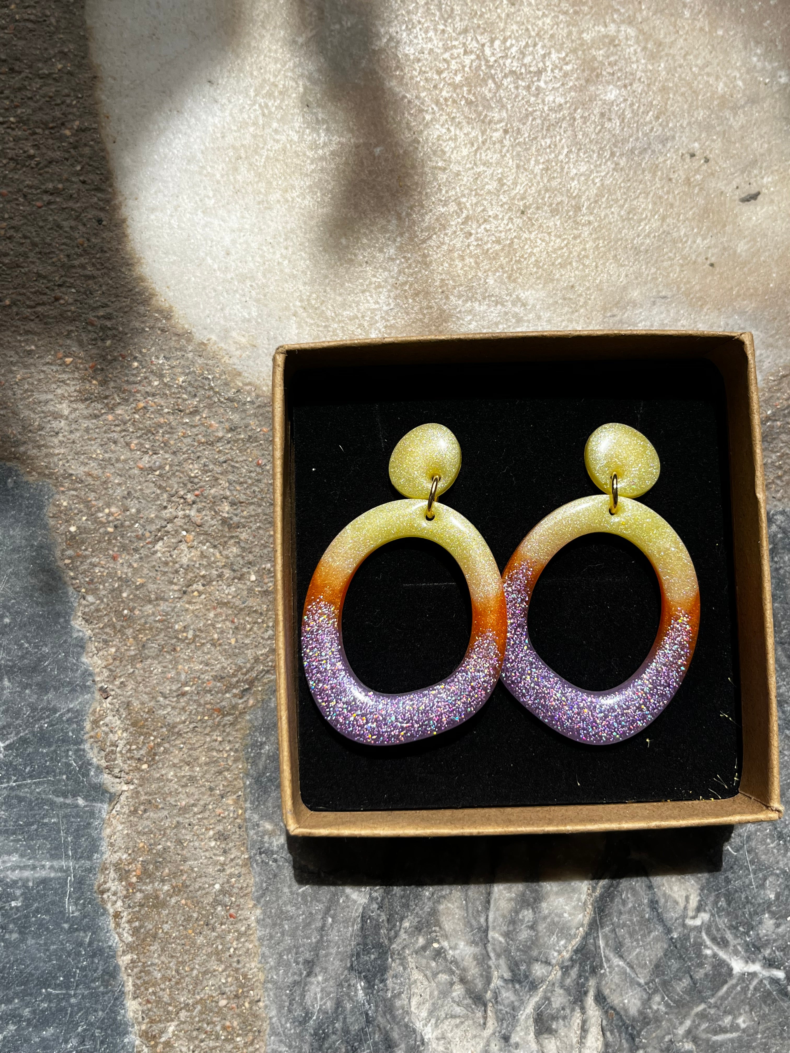 Boucle créole jaune et violette en résine