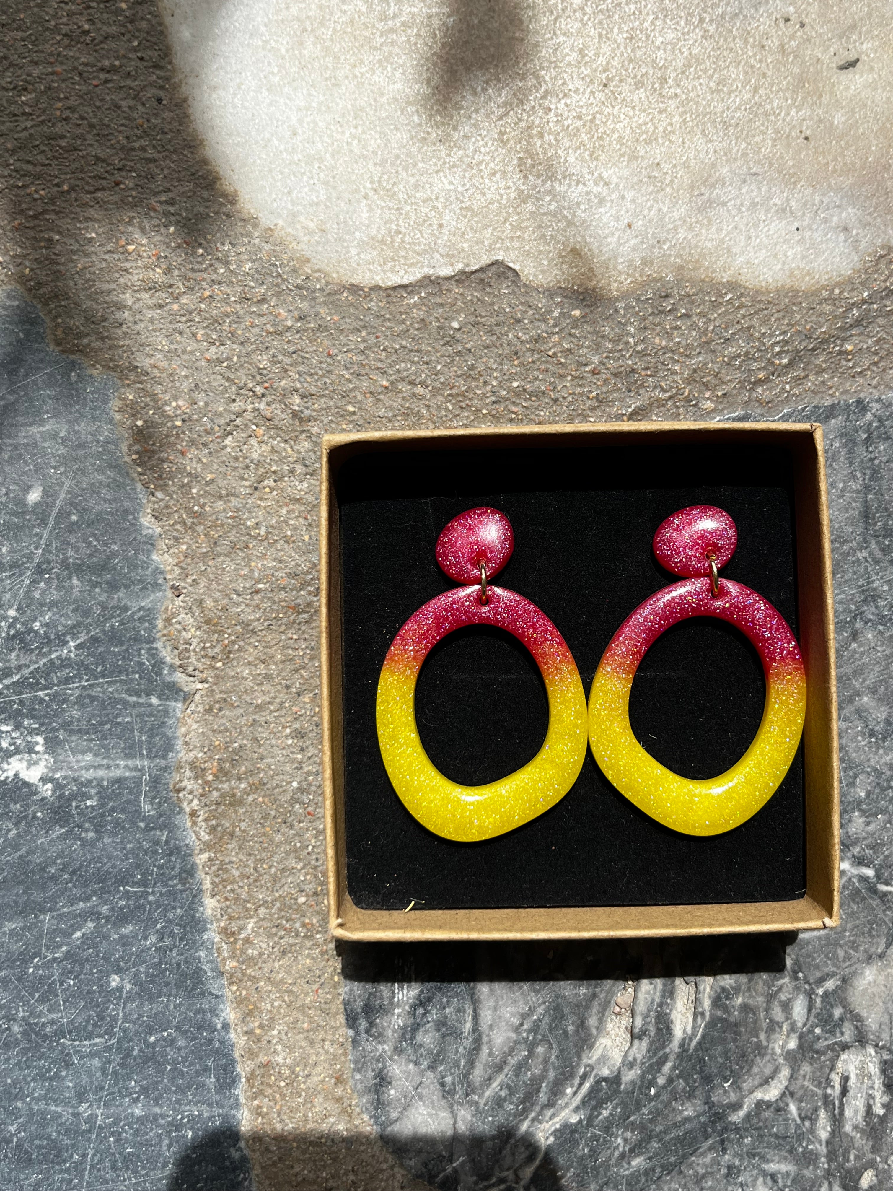 Boucle créole jaune et rouge en résine