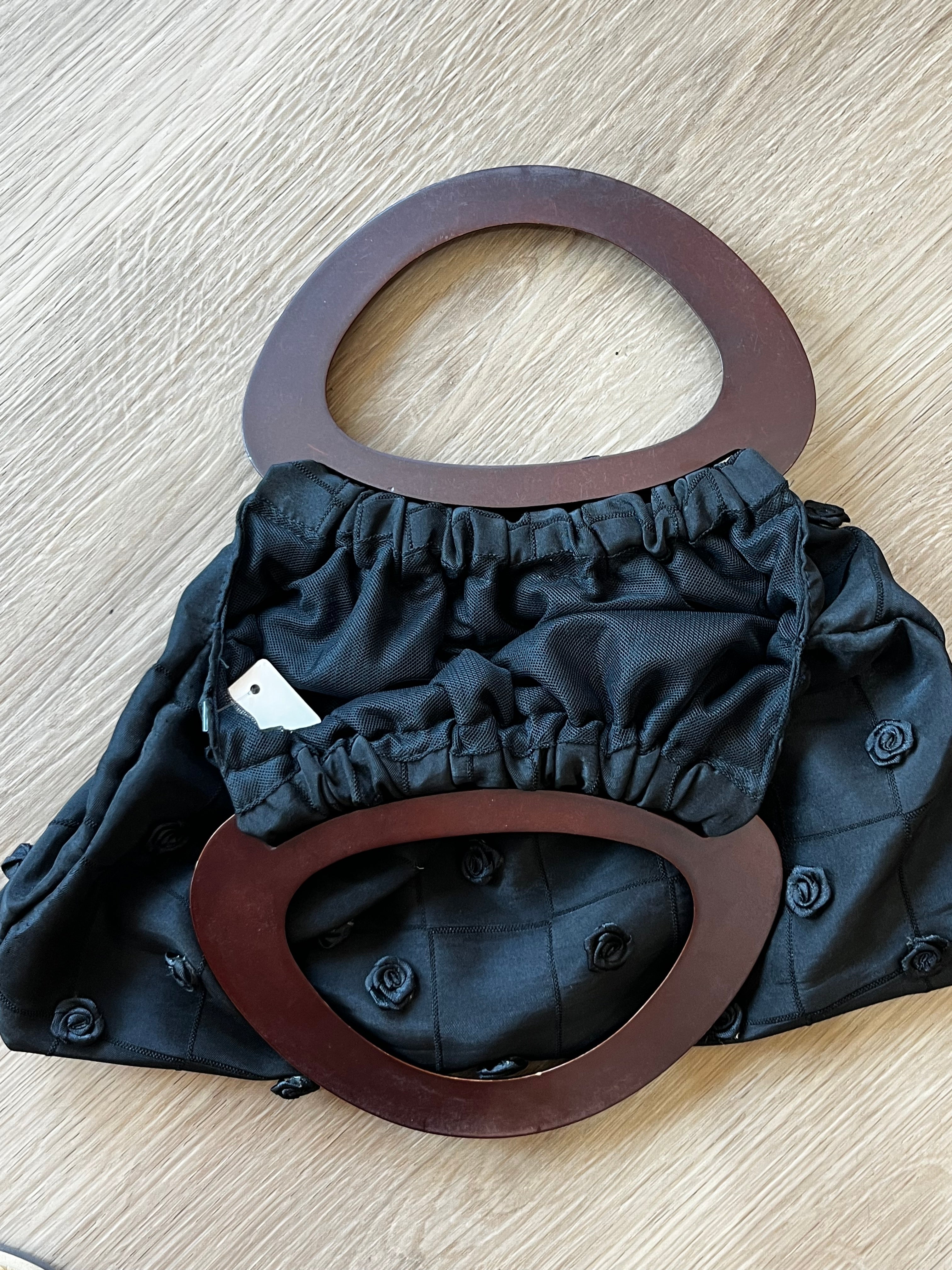 Sac noir à fleurs et bois