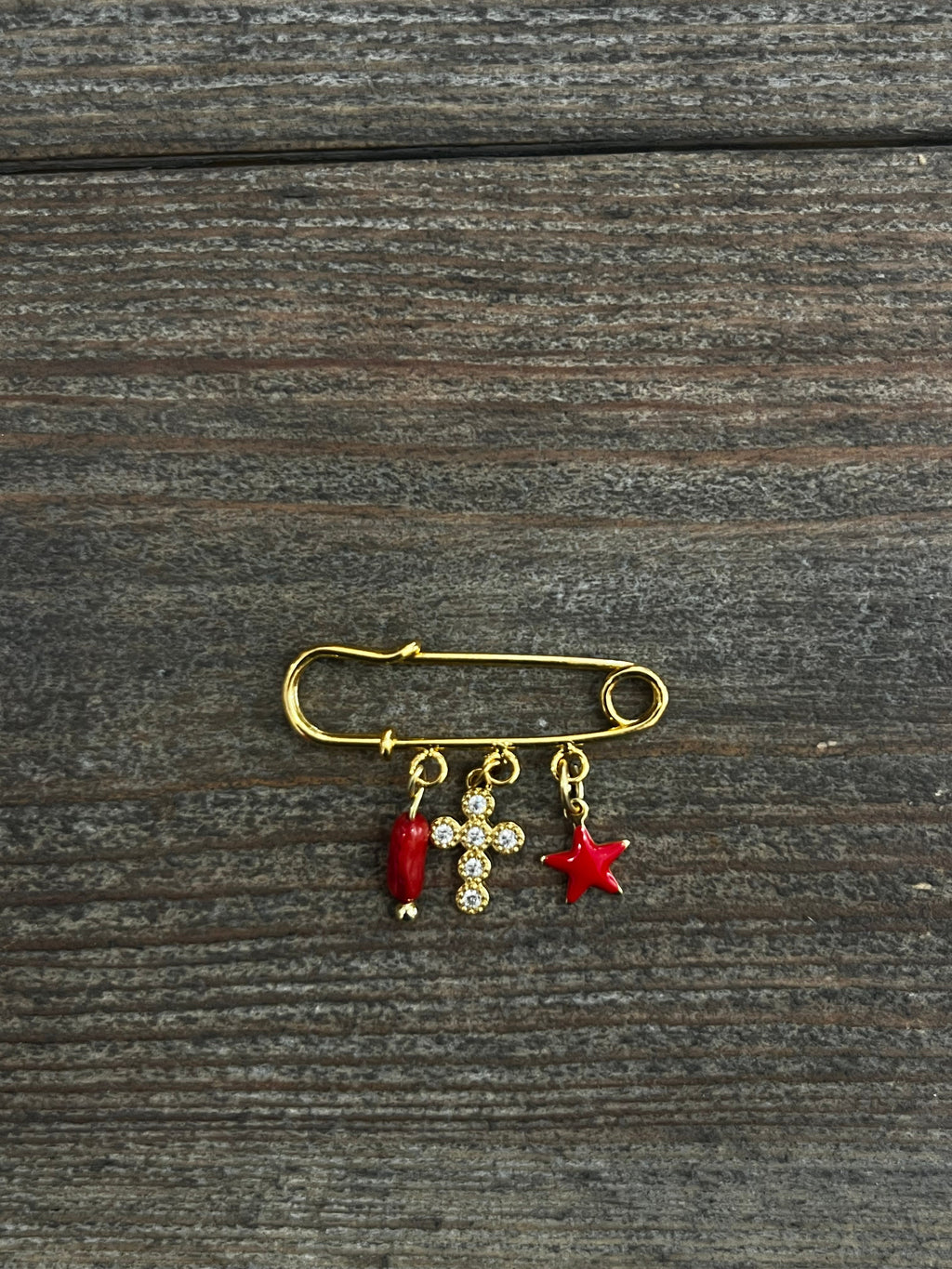 Petite broche plaquée or