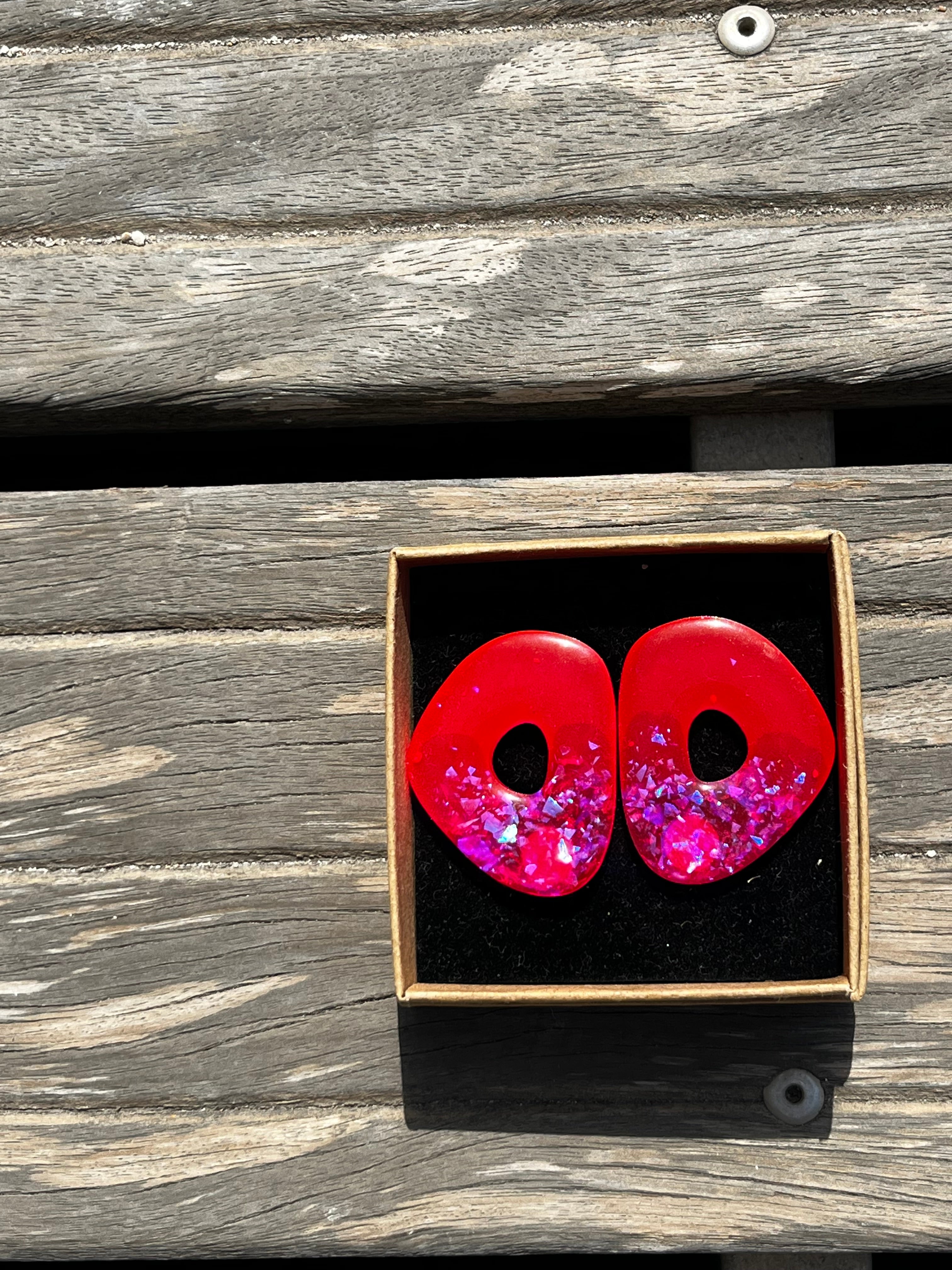 Boucle ovale rouge et violette
