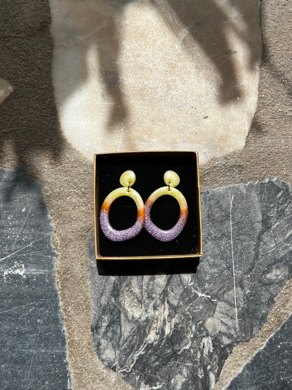 Boucle créole jaune et violette en résine
