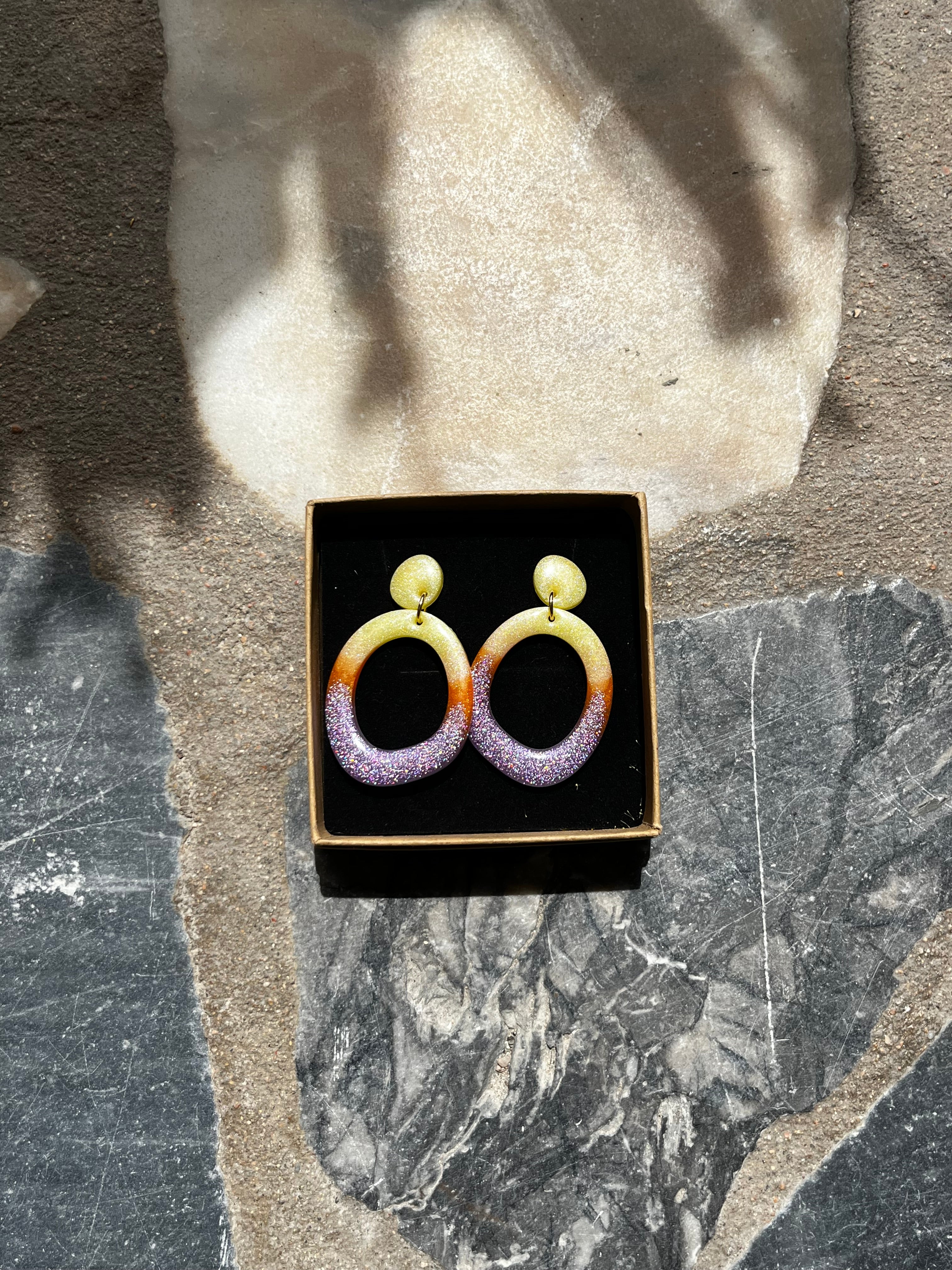 Boucle créole jaune et violette en résine