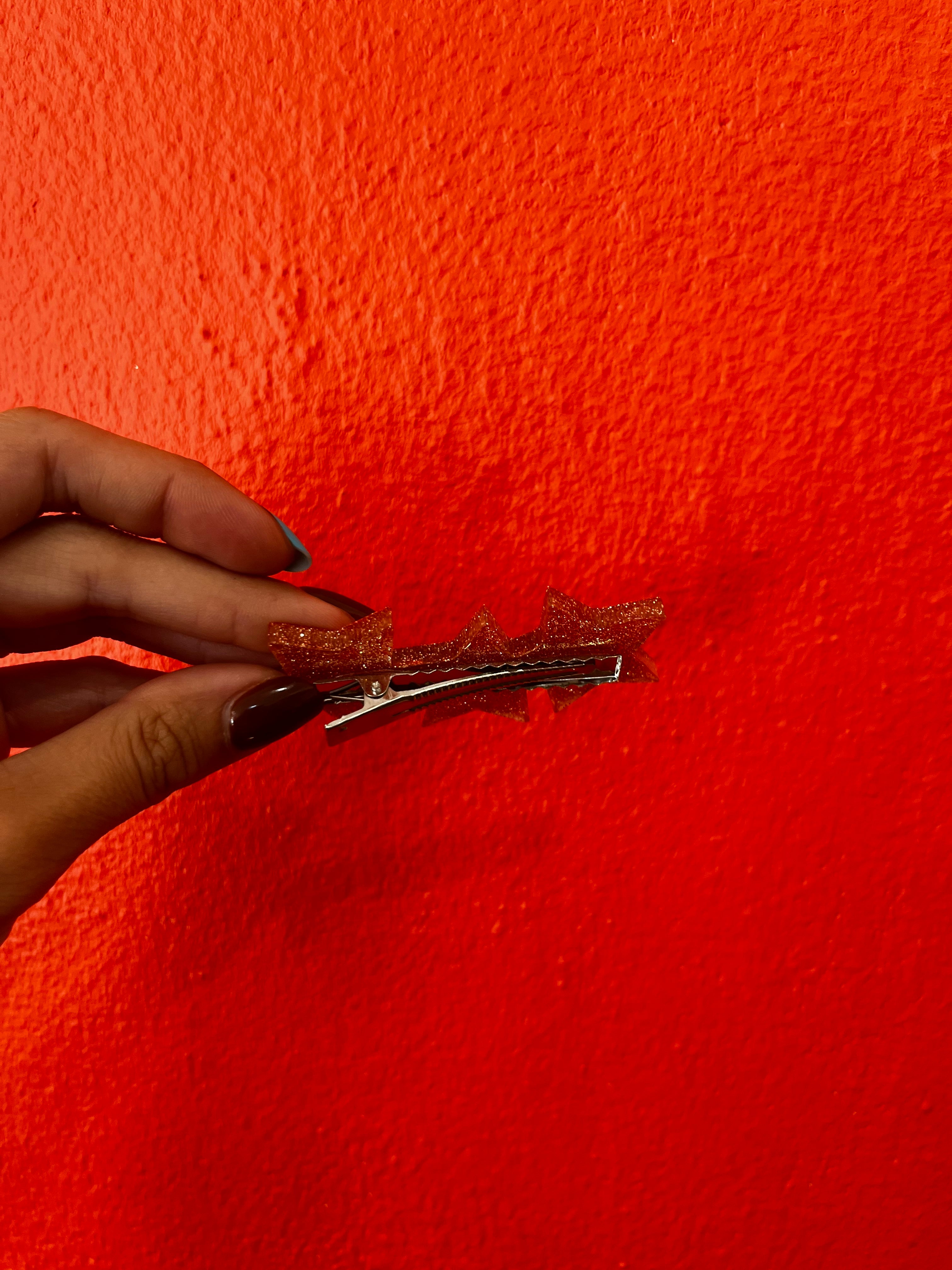 Barrette étoile dorée en résine