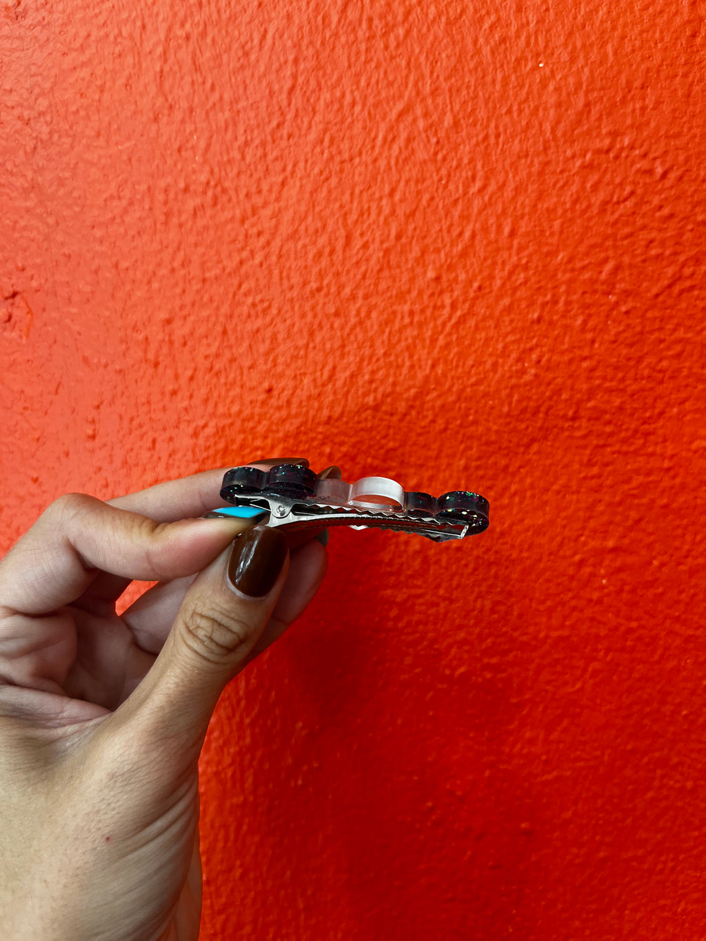 Barrette coeur noire paillettes multicolore en résine