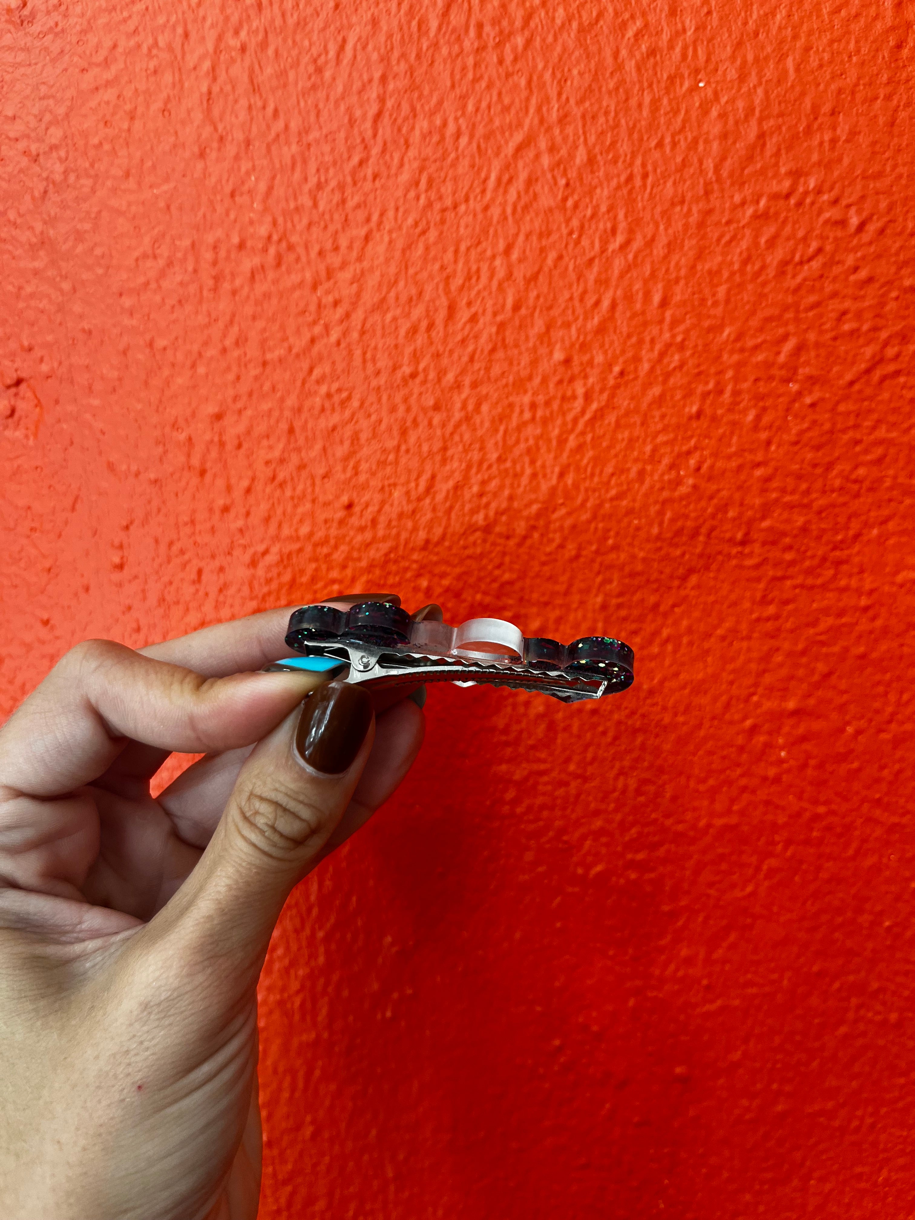 Barrette coeur noire paillettes multicolore en résine