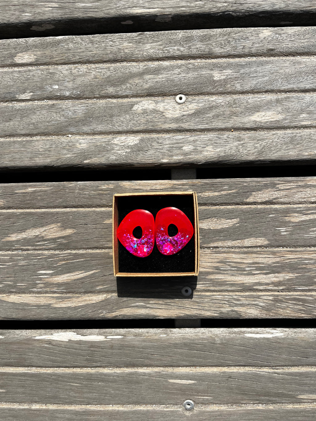 Boucle ovale rouge et violette