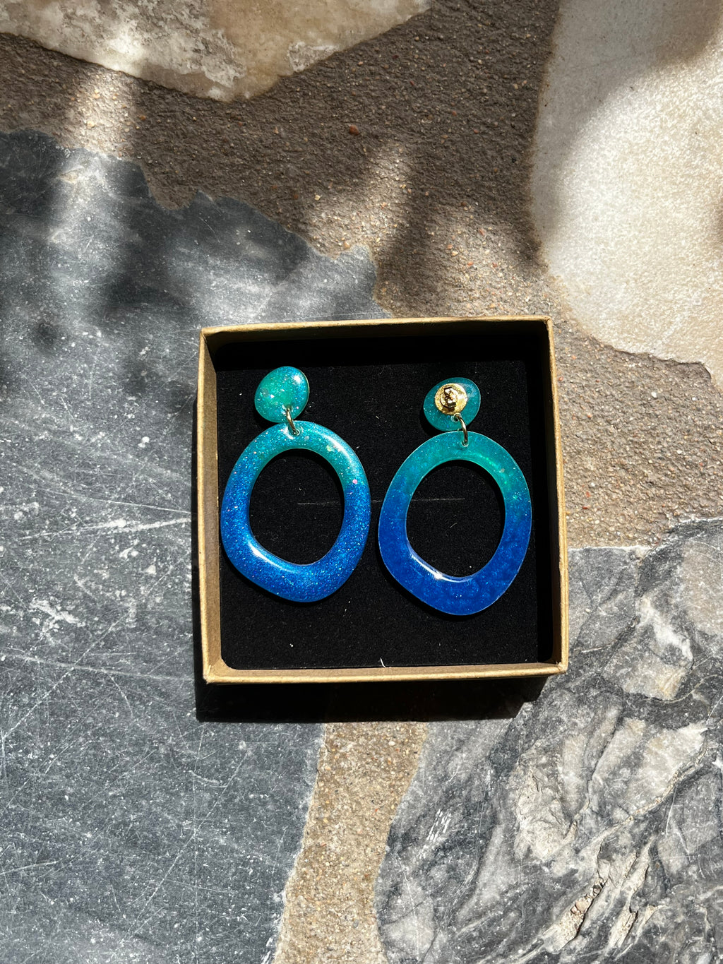 Boucle créole dégradé de bleus en résine