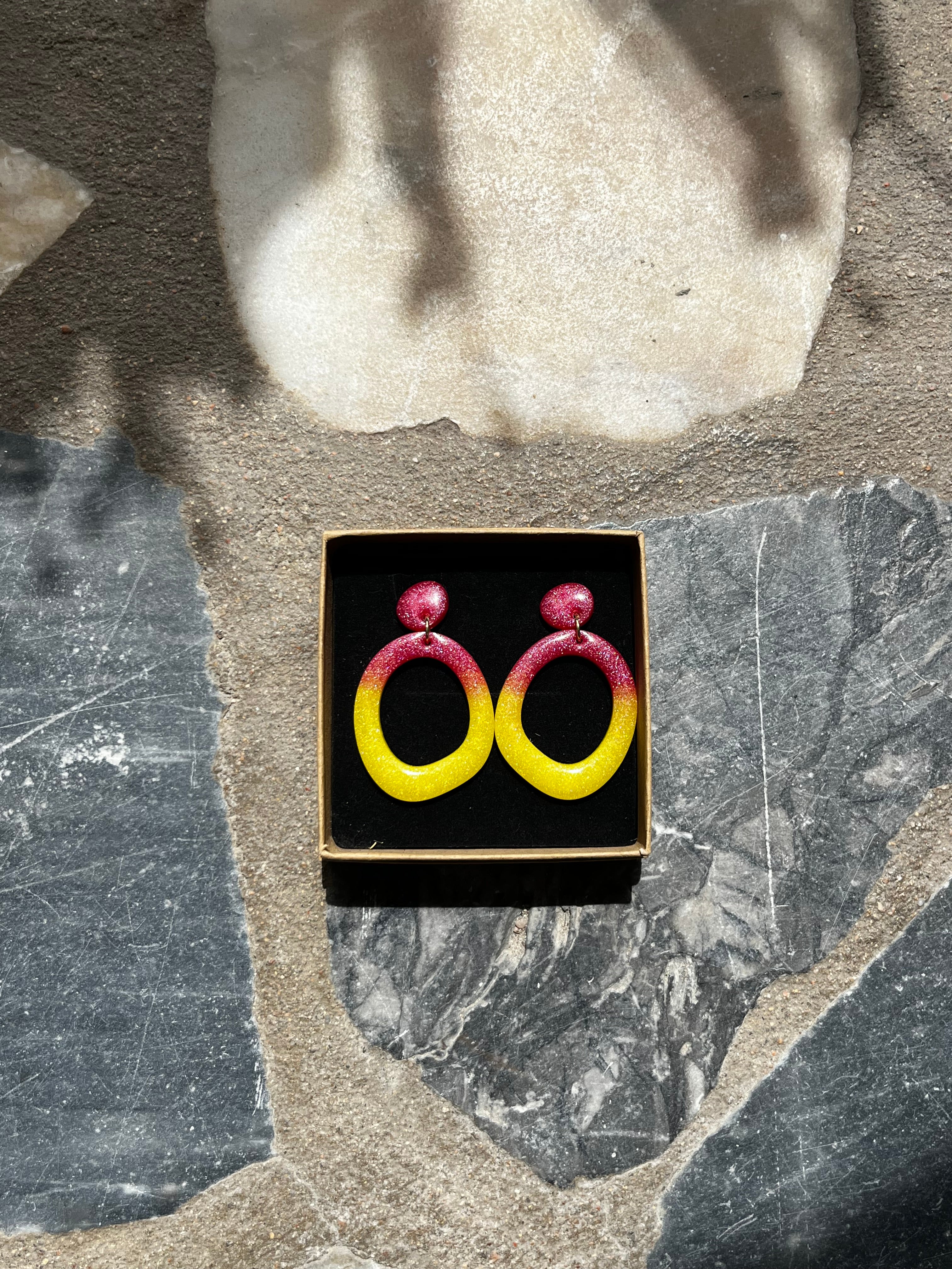 Boucle créole jaune et rouge en résine