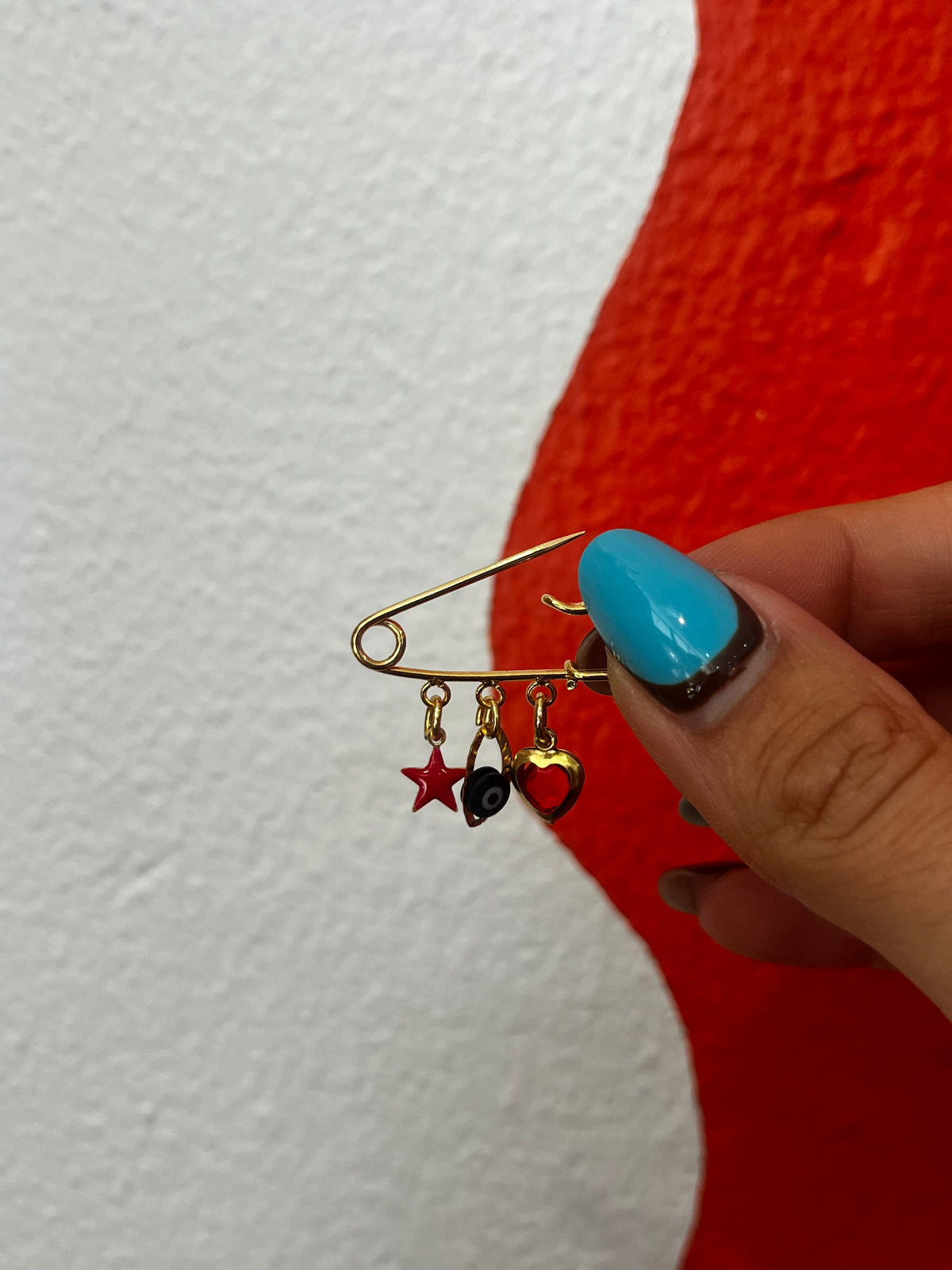 Petite broche plaquée or