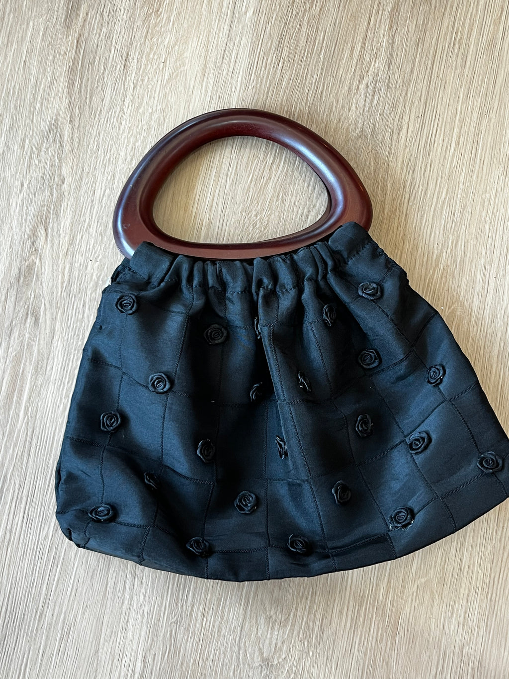 Sac noir à fleurs et bois