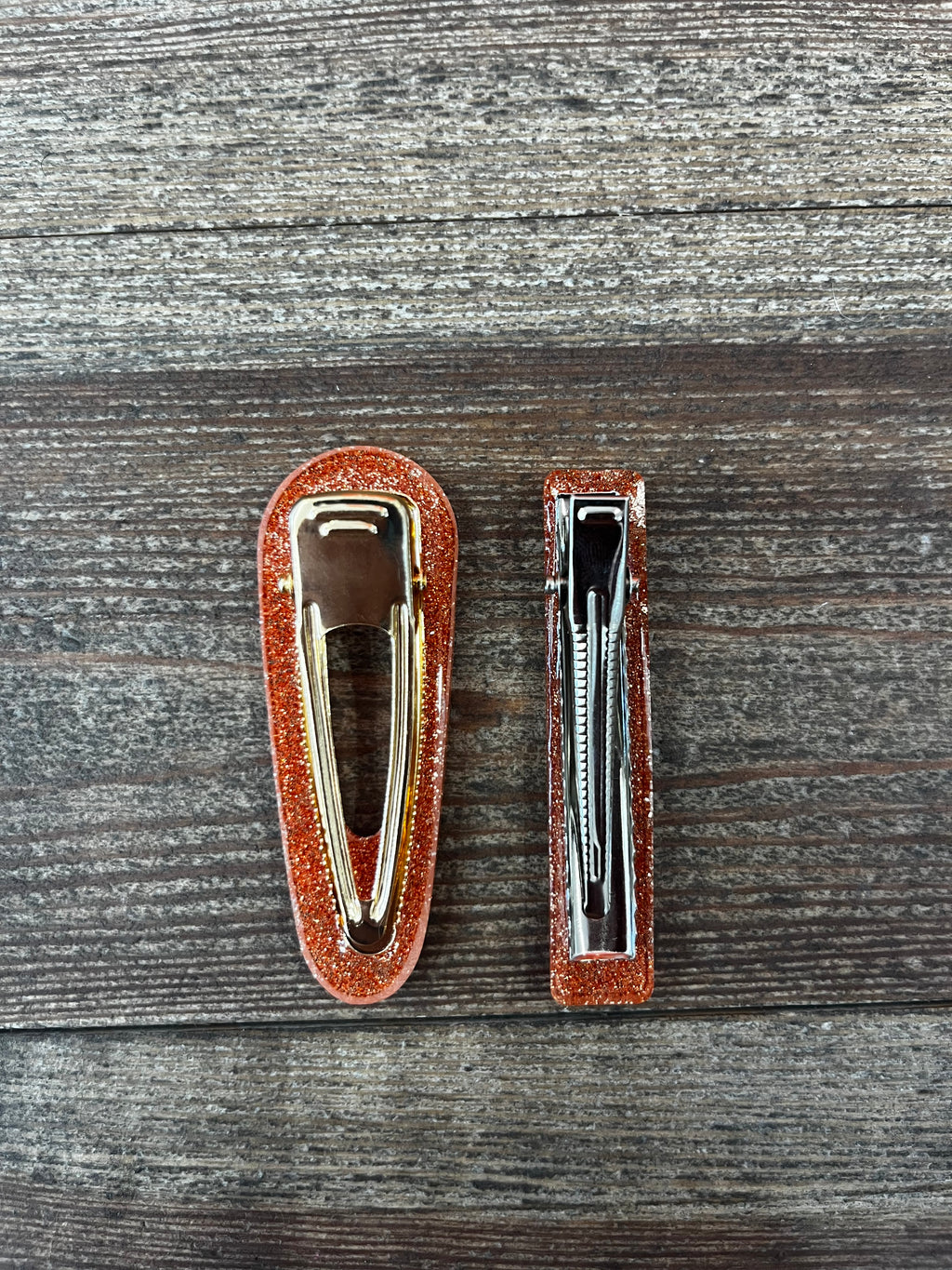 Barrettes dorées en résine