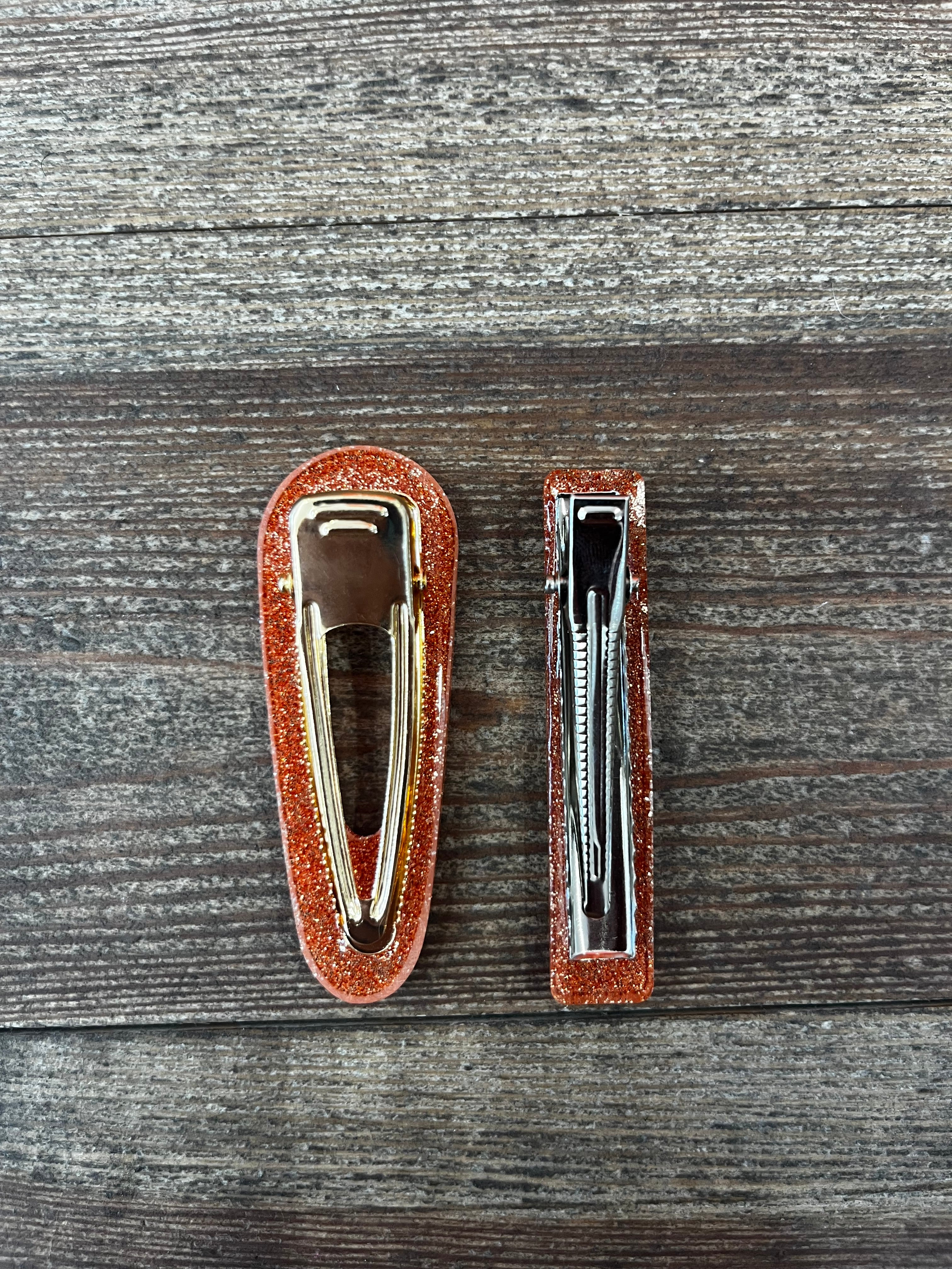 Barrettes dorées en résine