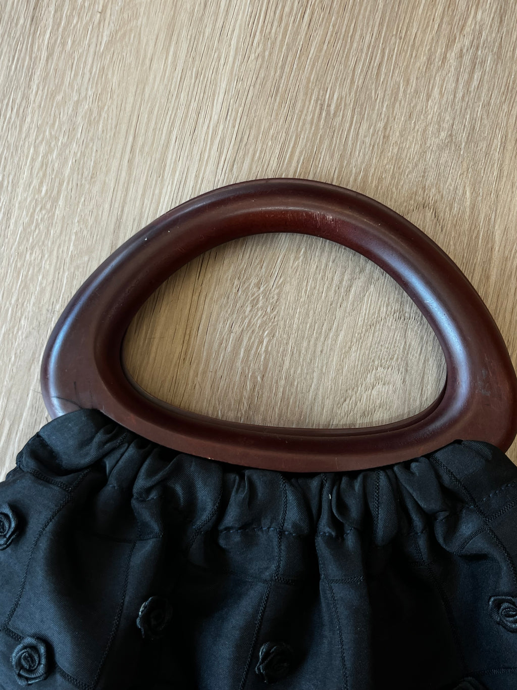 Sac noir à fleurs et bois