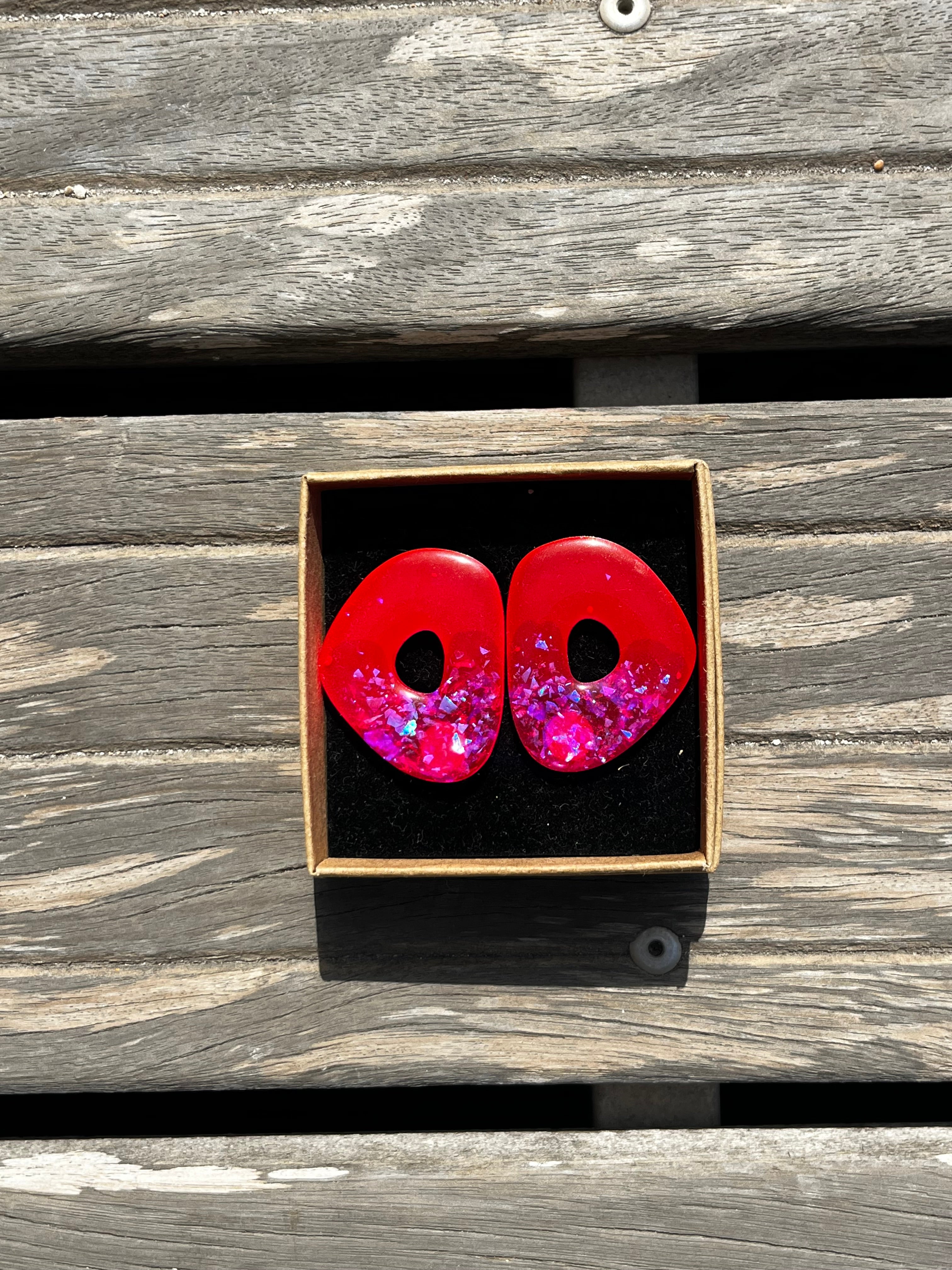 Boucle ovale rouge et violette