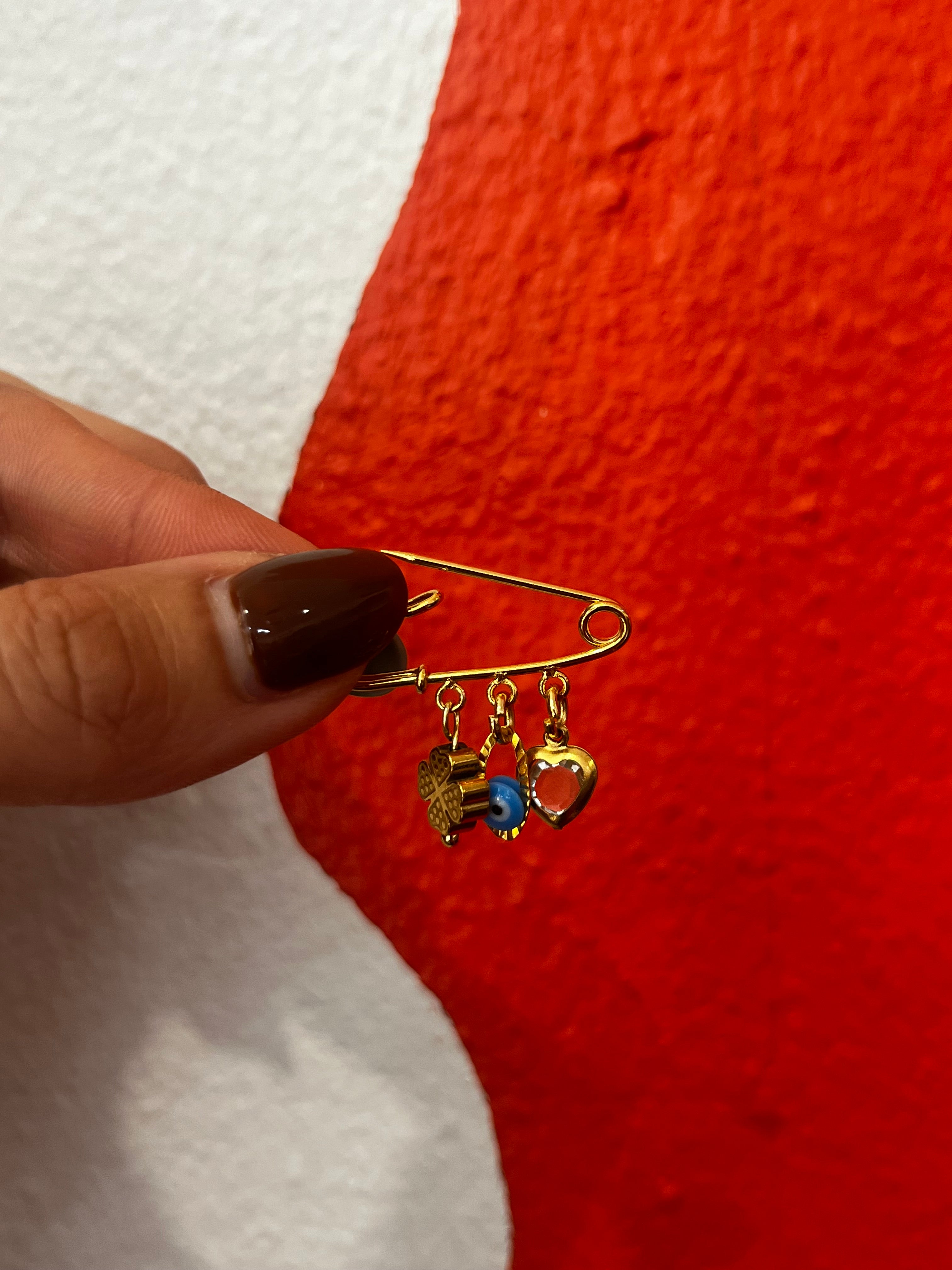 Petite broche plaquée or