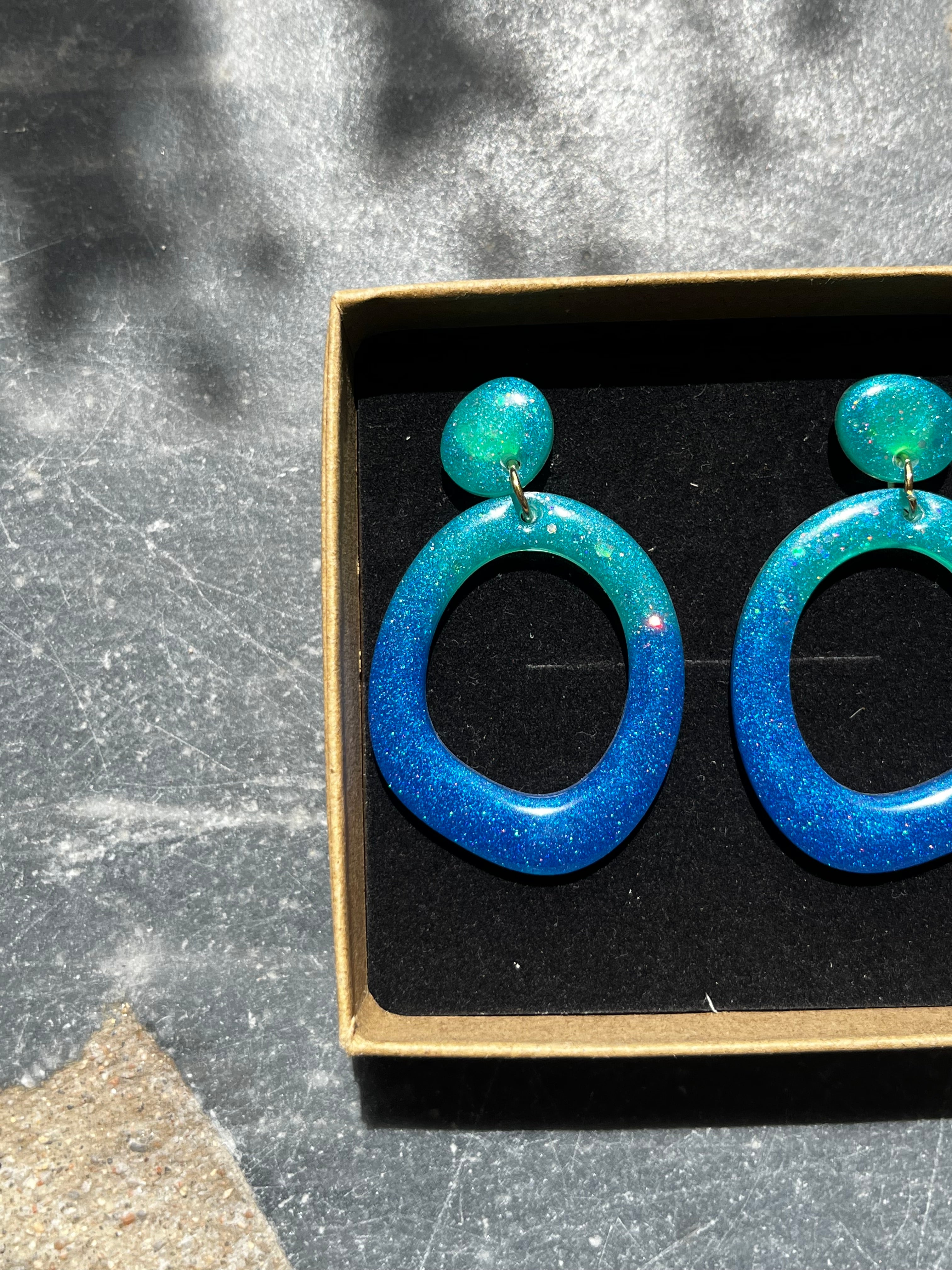 Boucle créole dégradé de bleus en résine