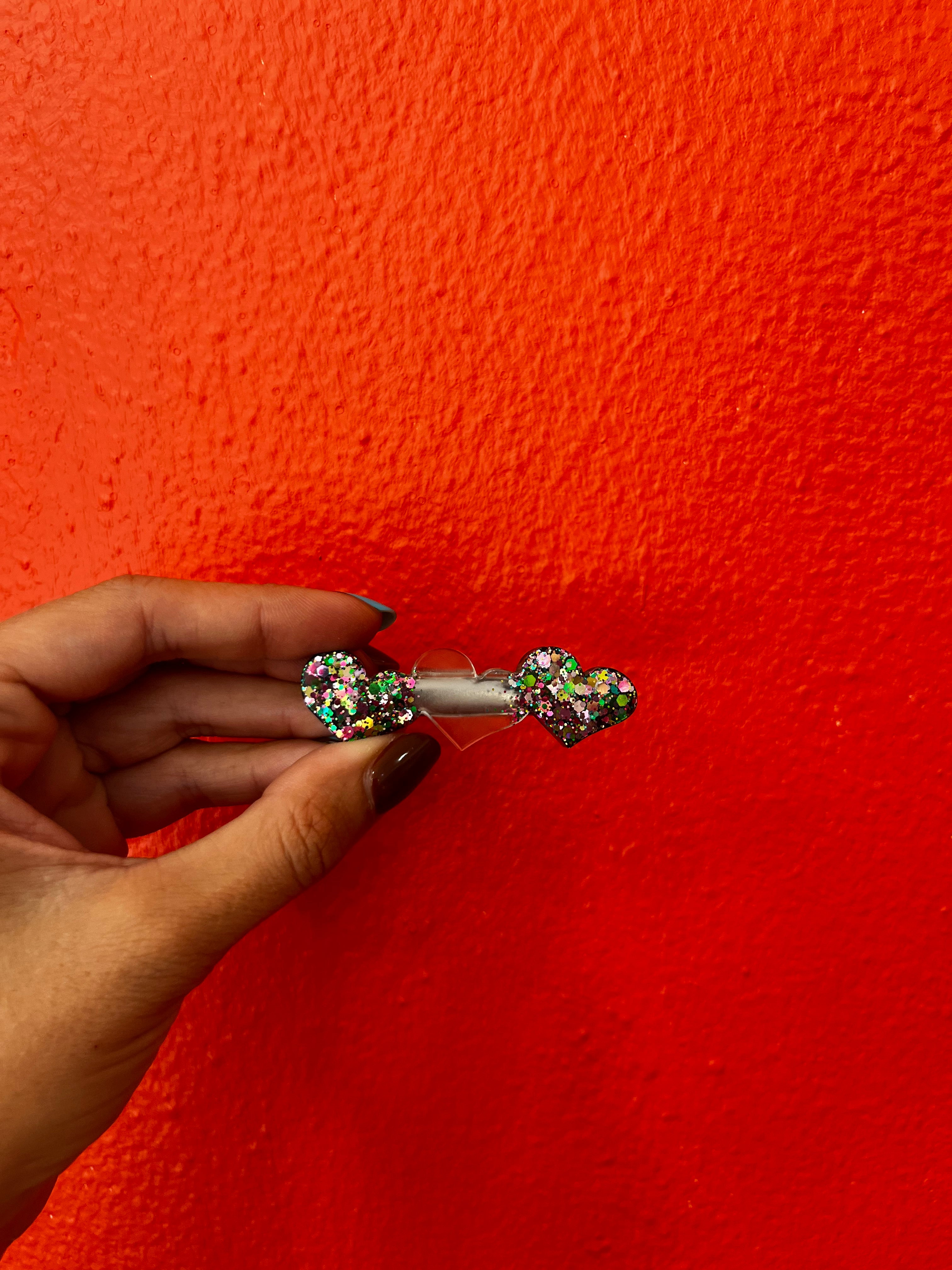 Barrette coeur noire paillettes multicolore en résine