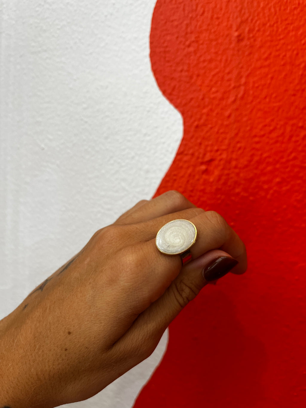 Bague blanche pailletée en résine