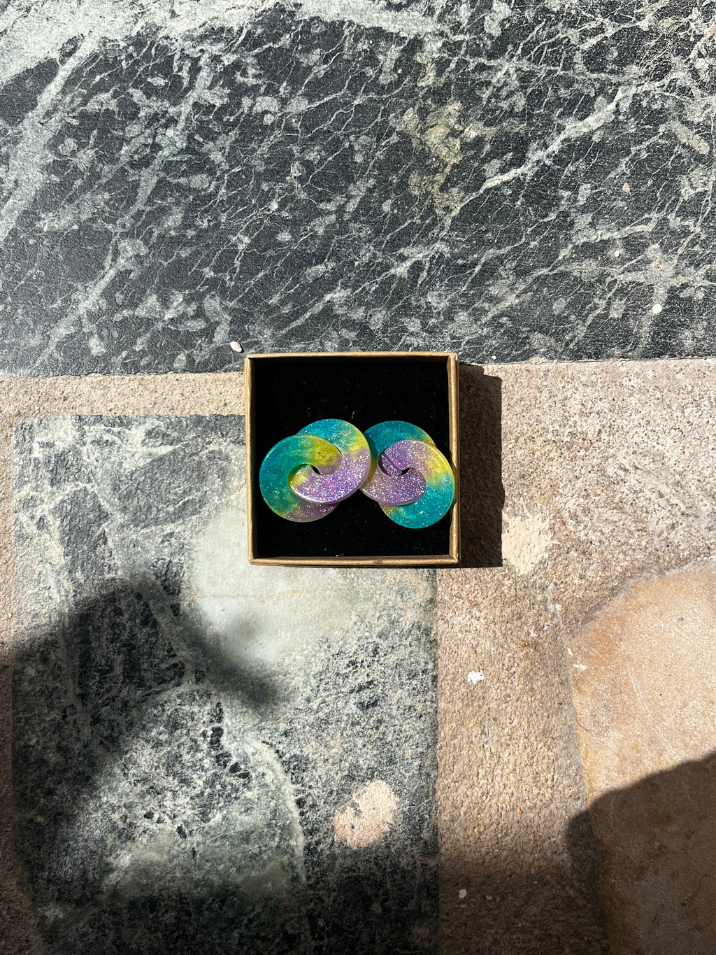 Boucle double cercle bleue/jaune/violette