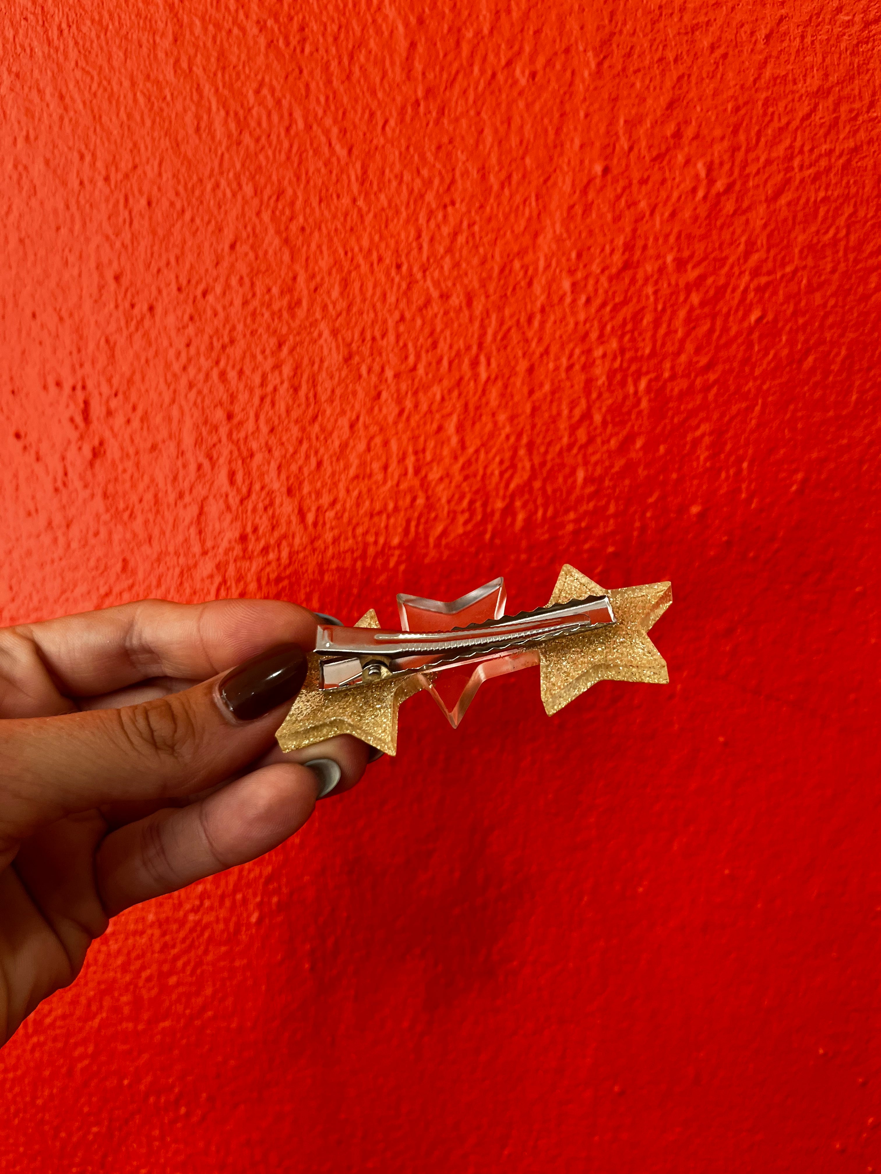Barrette étoile dorée en résine