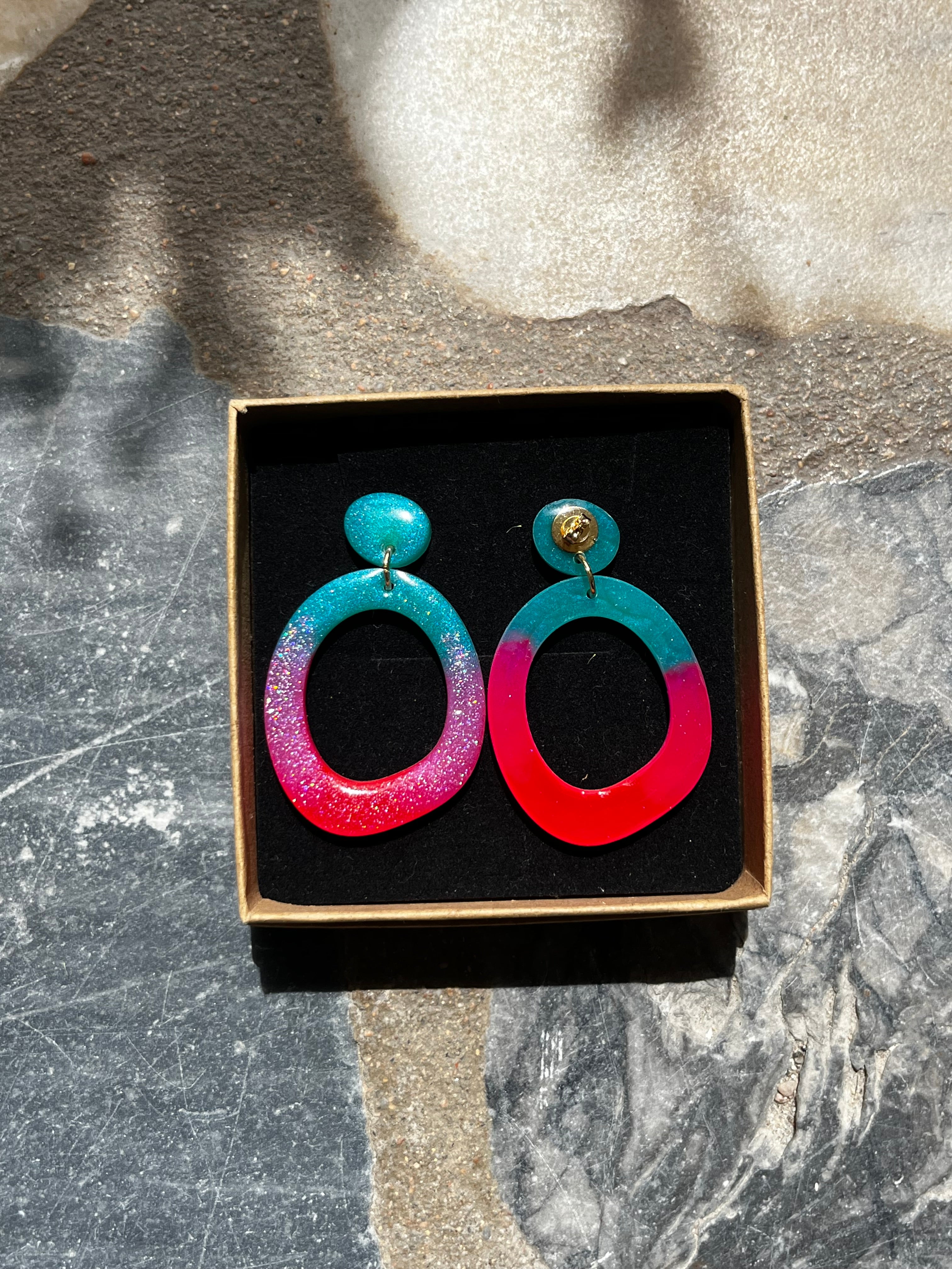 Boucle créole bleue et rose en résine