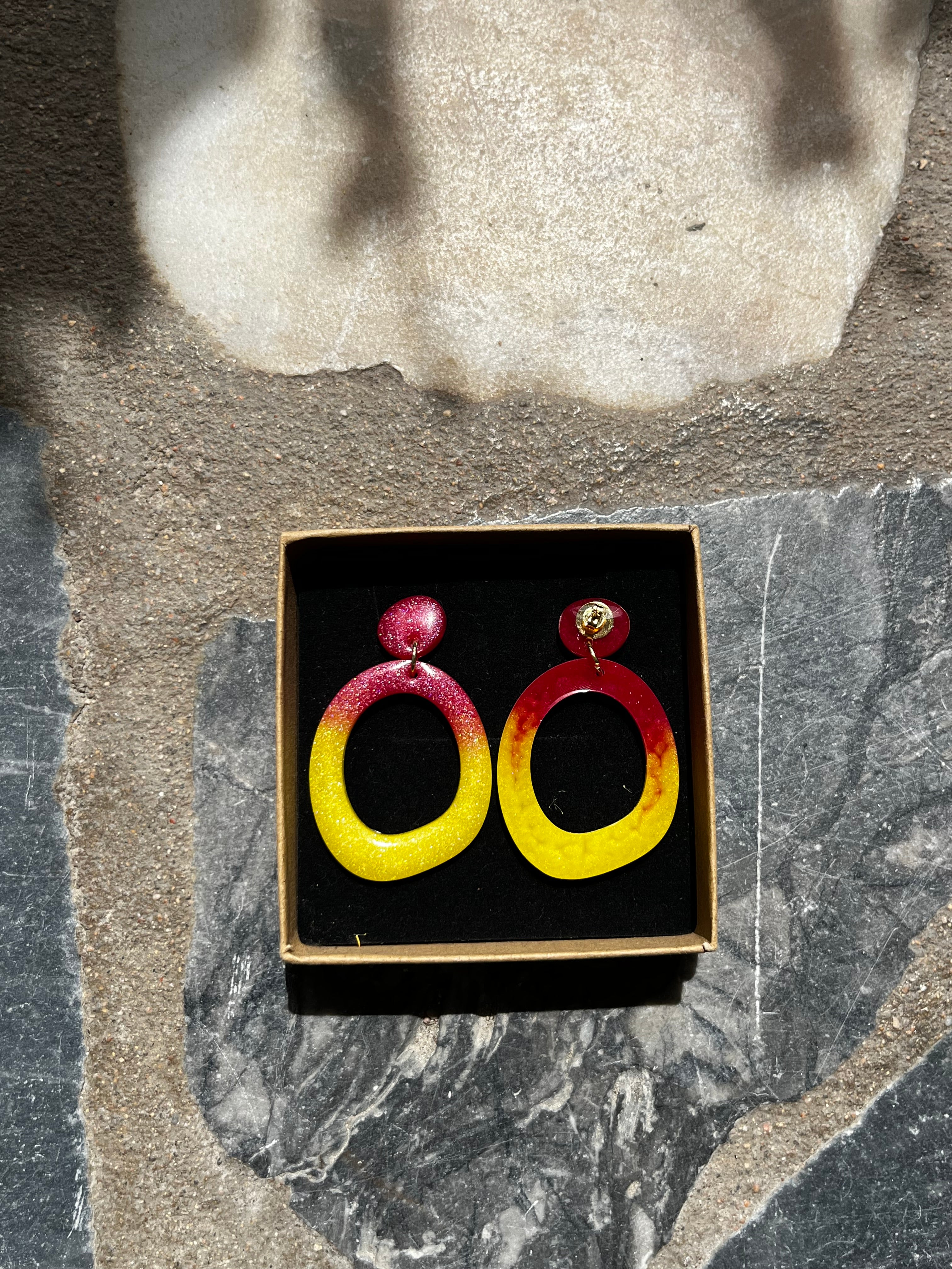Boucle créole jaune et rouge en résine