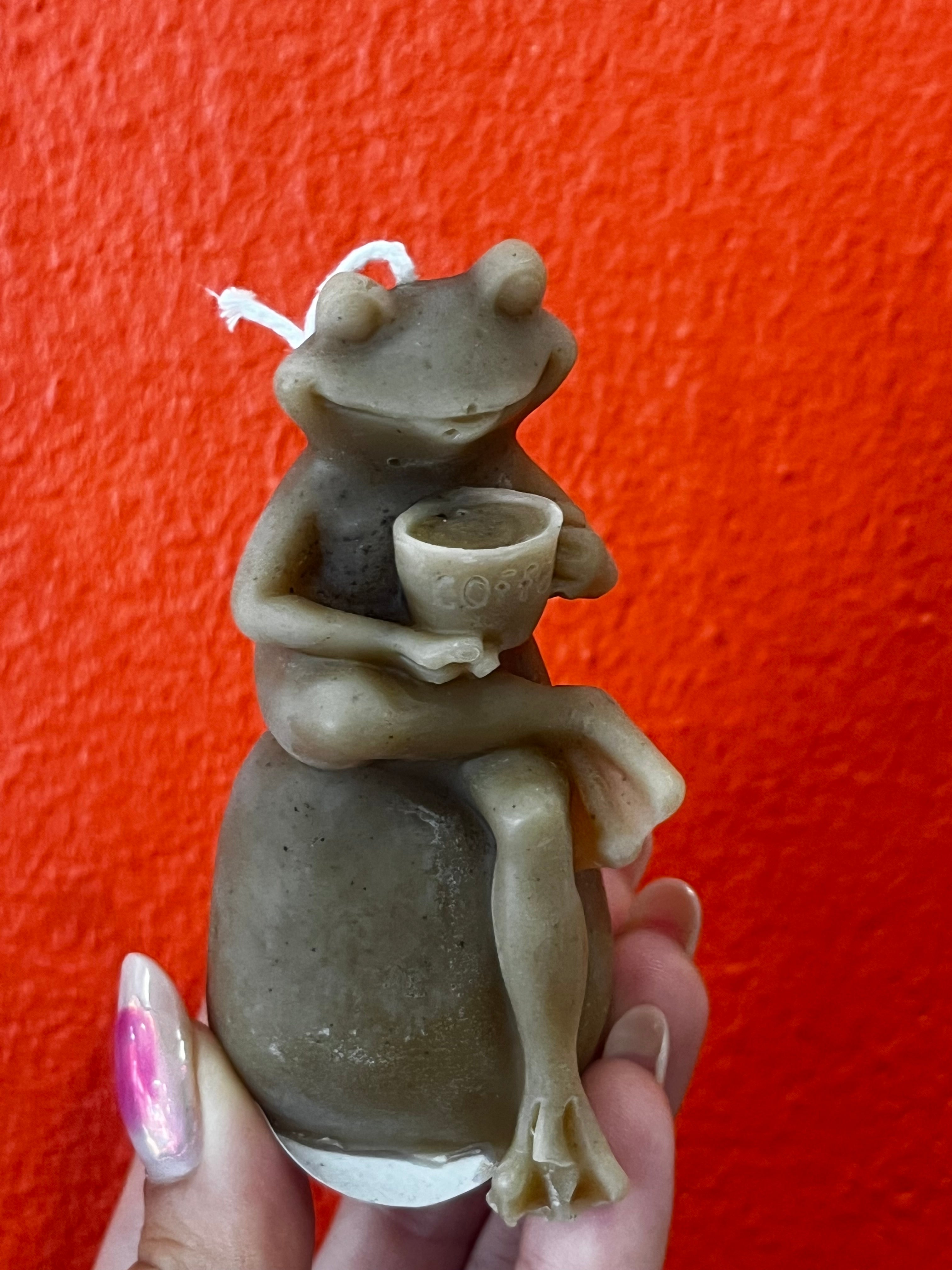 Bougie cire d’abeille grenouille assise