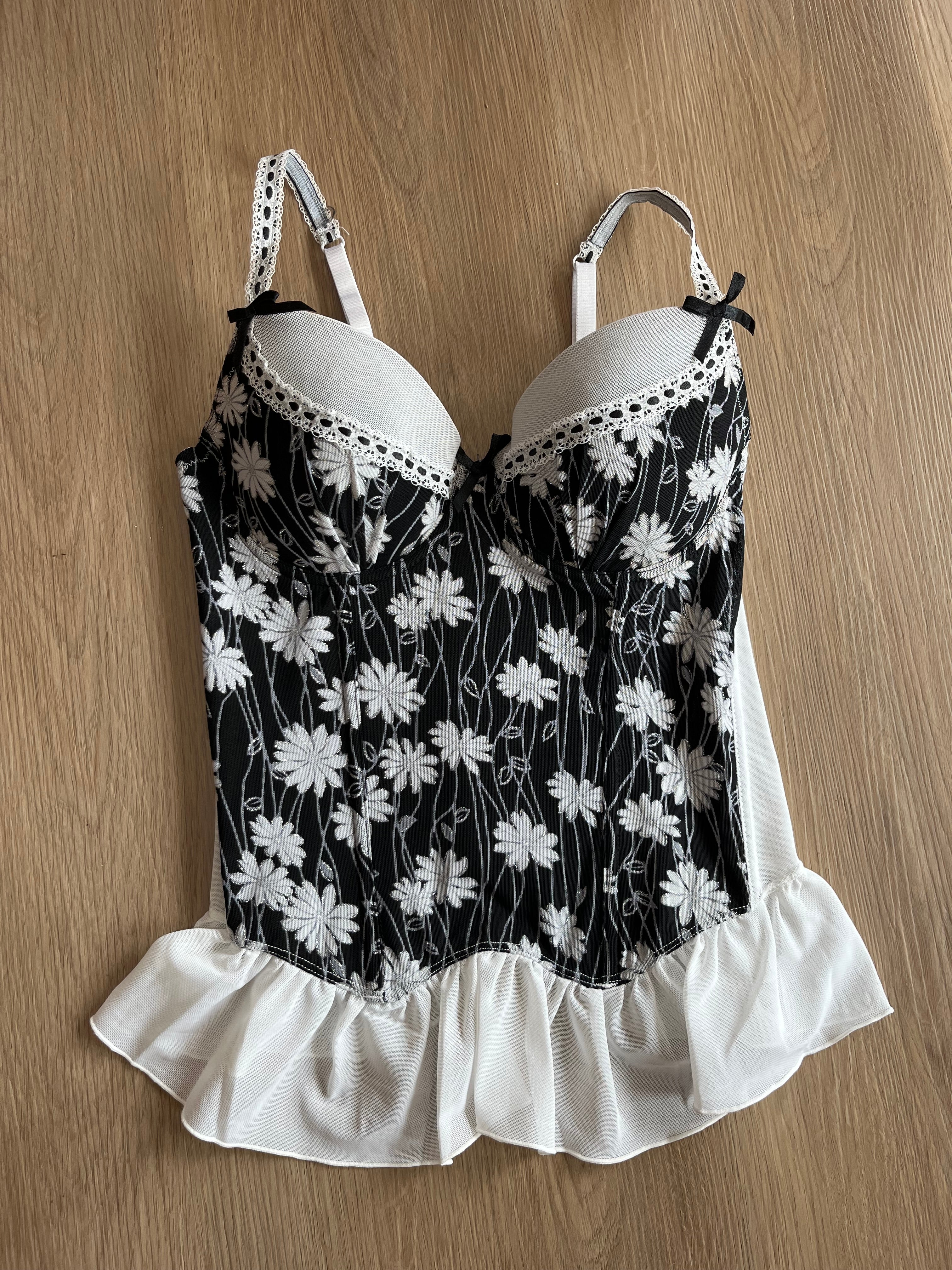 Corset vintage à fleurs et froufrous