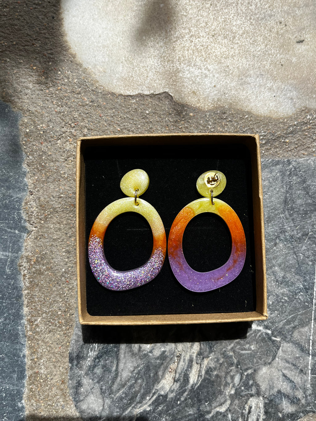 Boucle créole jaune et violette en résine