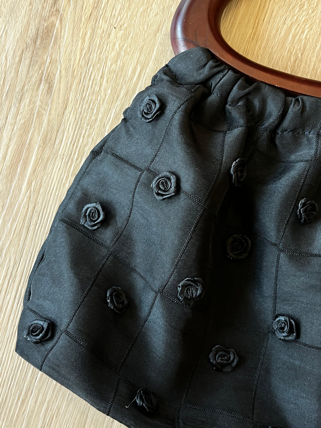 Sac noir à fleurs et bois